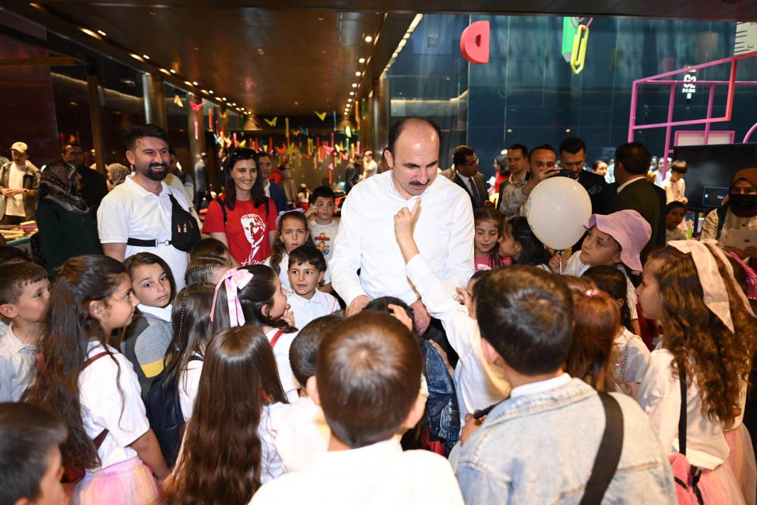 Başkan Altay minik kitap kurtlarıyla bir arada 8